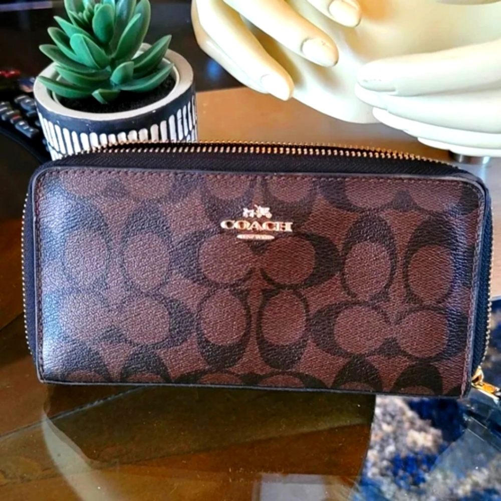 Coach pocketbook zip wallet